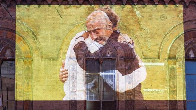 L'immagine dell'abbraccio con Mancini dopo la vittoria degli Europei proiettata dal Comune