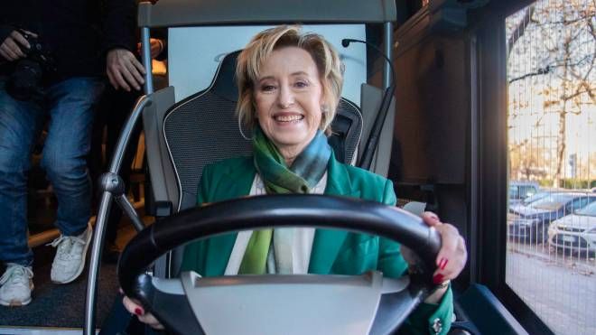 Letizia Moratti alla "guida" del bus personalizzato per la campagna elettorale