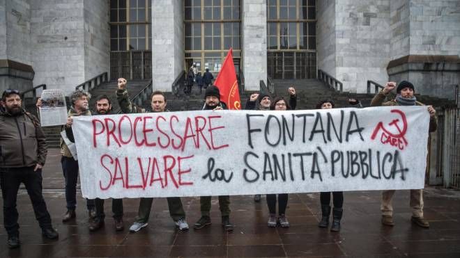 Il presidio degli attivisti Carc fuori dal Tribunale di Milano