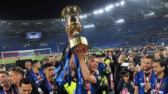 L'Inter festeggia la Coppa Italia 2022 vinta in finale contro la Juve