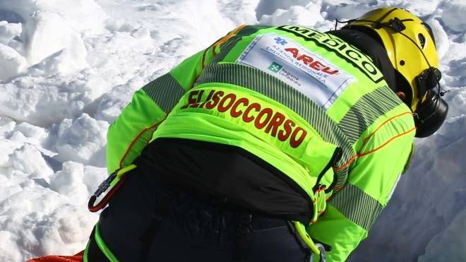 Operatore del soccorso alpino durante un salvataggio sulla neve (repertorio)