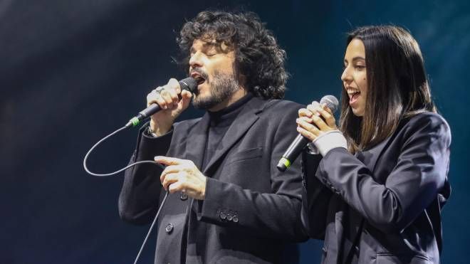 Francesco Renga con la figlia Jolanda in concerto a Brescia