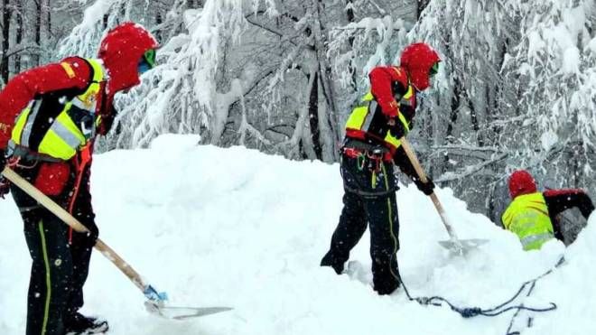 I volontari del Soccorso Alpino impegnati sulla neve in una immagine d’archivio