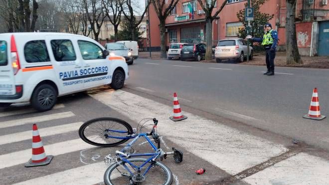 Ciclista travolto e ucciso a Pavia in viale Resistenza