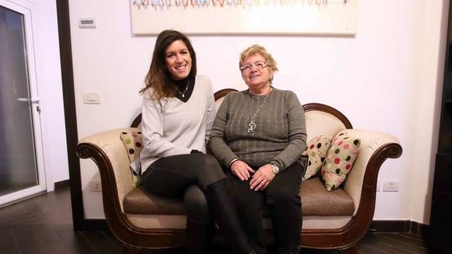 Elena Giovanardi e la mamma Elisabetta Bordiga nella casa igloo di via Lepanto