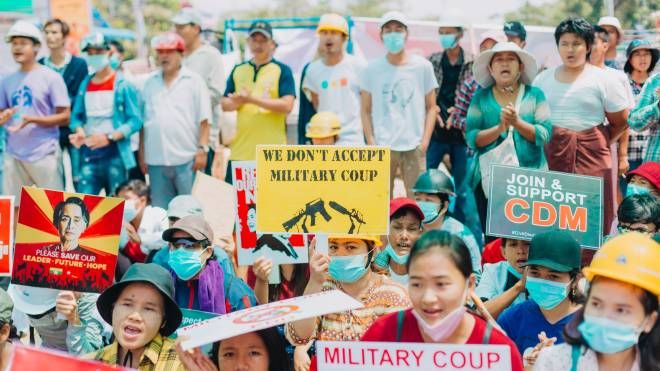 Attivisti contro il colpo di Stato in Myanmar a Yangon  Ph: Andrew PaKip
