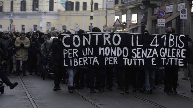 La manifestazione di circa 300 anarchici in solidarietà a Cospito a Porta Genova