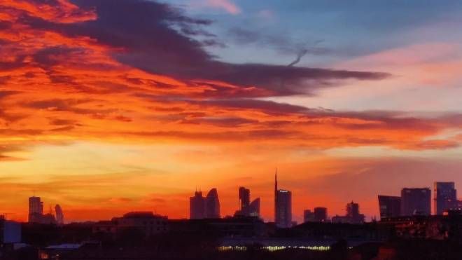 Il tramonto sui grattacieli di piazza Gae Aulenti (dall'account Instagram _stephany_4)