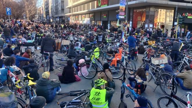 I ciclisti che hanno manifestato tra Piazzale Loreto e viale Brianza