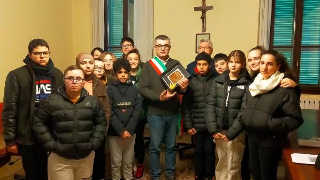 Il sindaco di Guardamiglio Elia Bergamaschi con i ragazzi delle medie
