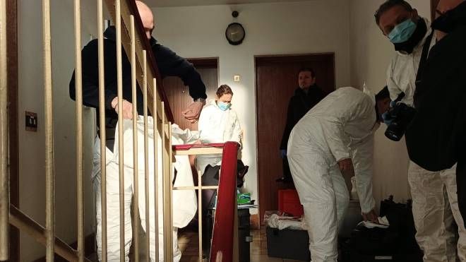 I carabinieri del Ris di Parma nell’appartamento in cui è stata uccisa Yana Malayko