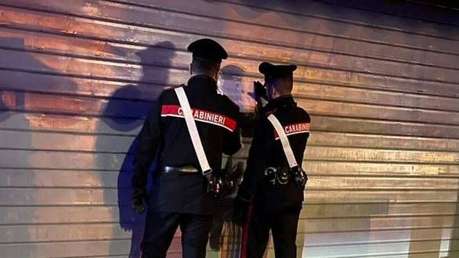 Carabinieri chiudono un locale (foto d'archivio)