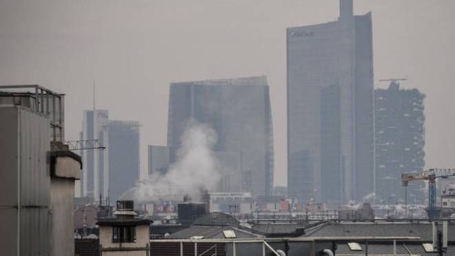 Lo skyline di Porta Nuova a Milano oscurato dallo smog