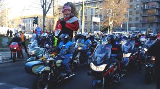 Befana motociclista a Milano